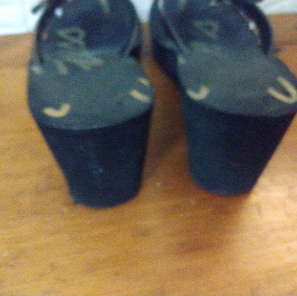 Guess Black with gold and rhinestones platform flip flops - Picture 7 of 10